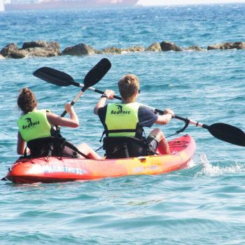 Etudiants dans un kayak à Chypre