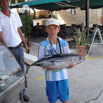Enfant avec un poisson à Chypre