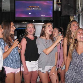 Etudiantes qui chantent au karaoké à Chypre