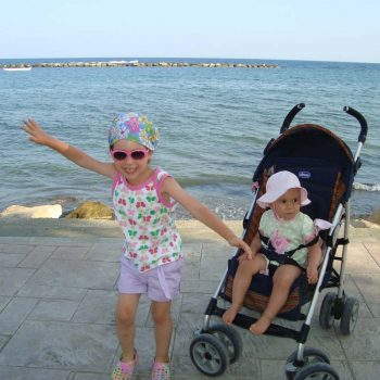 Enfants devant la mer à Chypre