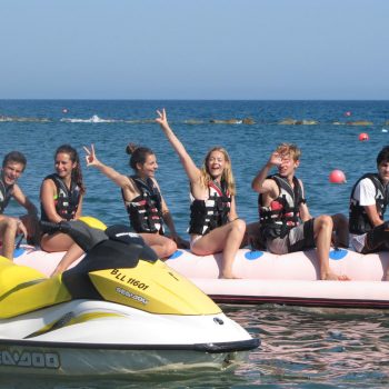 Jeunes à la plage à Chypre